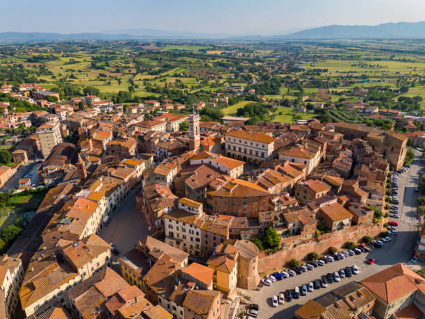 Foiano della Chiana vista dall'alto, con le mura storiche