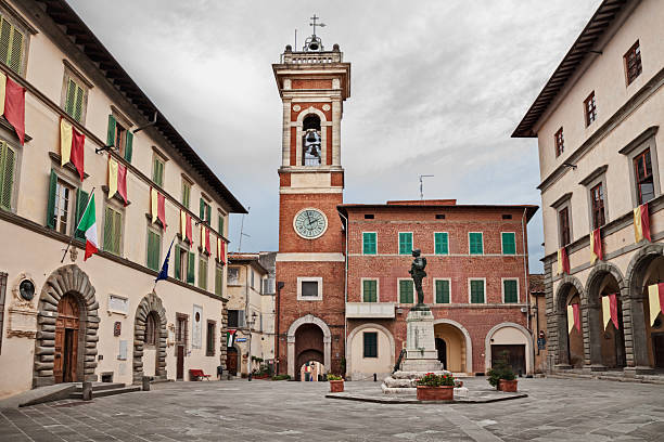 Piazza Cavour e la torre civica di Foiano della Chiana