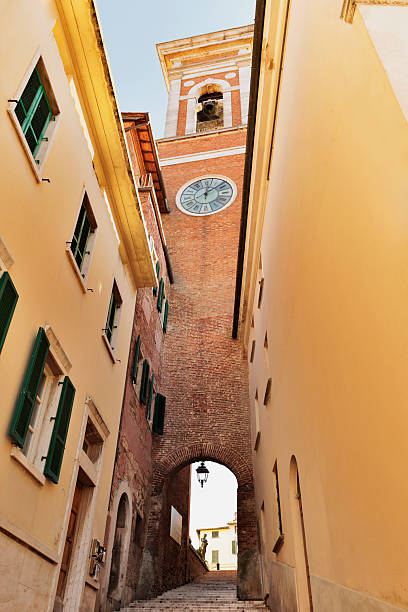 Vicolo del centro storico di Foiano della Chiana con la torre vecchia
